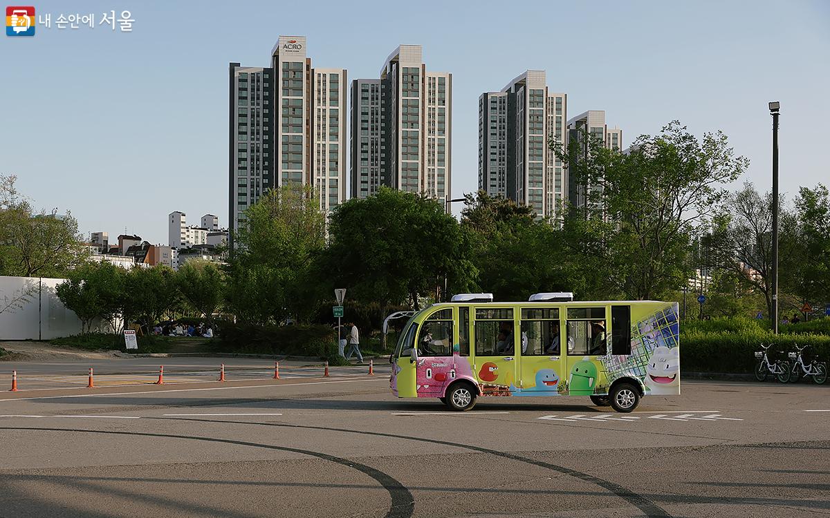 동작역에서 시민들을 태우고 온 한강 해치카는 서울웨이브 아트센터 앞에서 새로운 탑승객을 싣고 동작역으로 향한다. ©김아름