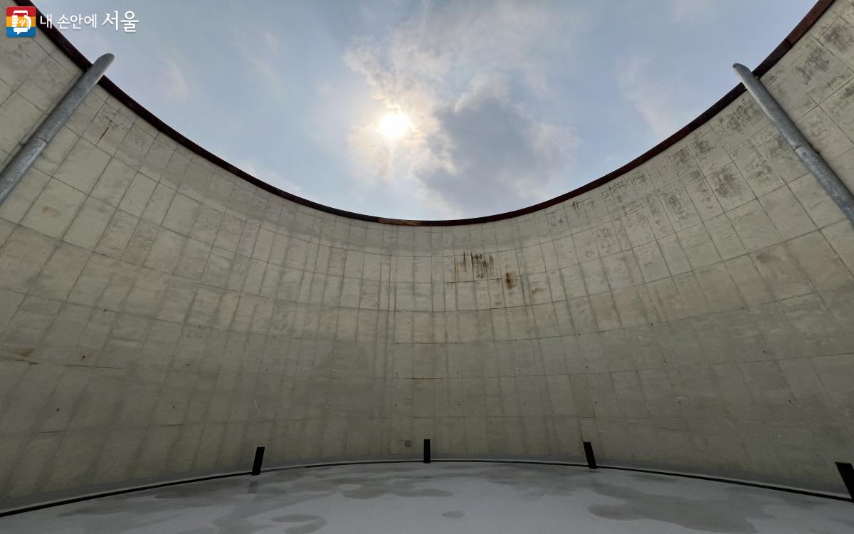 T6 옥상 마루. 탱크와 하늘을 함께 사진으로 담을 수 있는 공간이다. ©박지영
