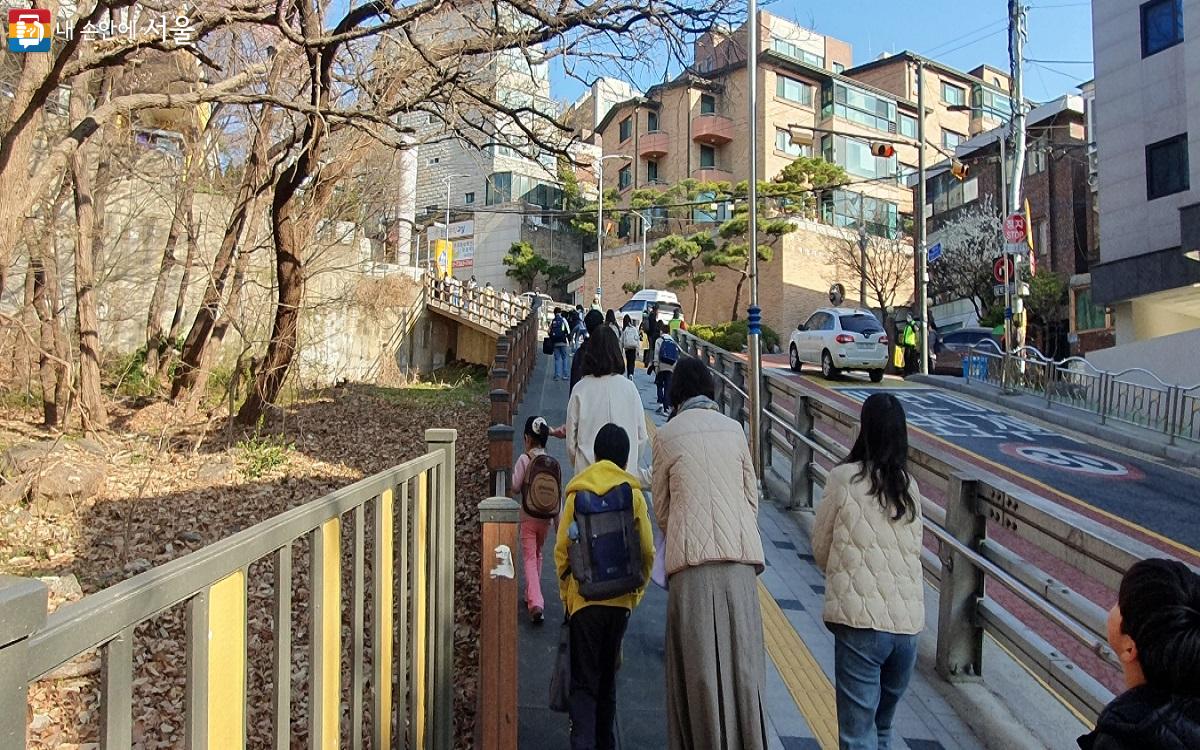 학교 가는 길, 돌봄 선생님은 아이들의 안전을 최우선으로 살폈다. ©엄윤주  