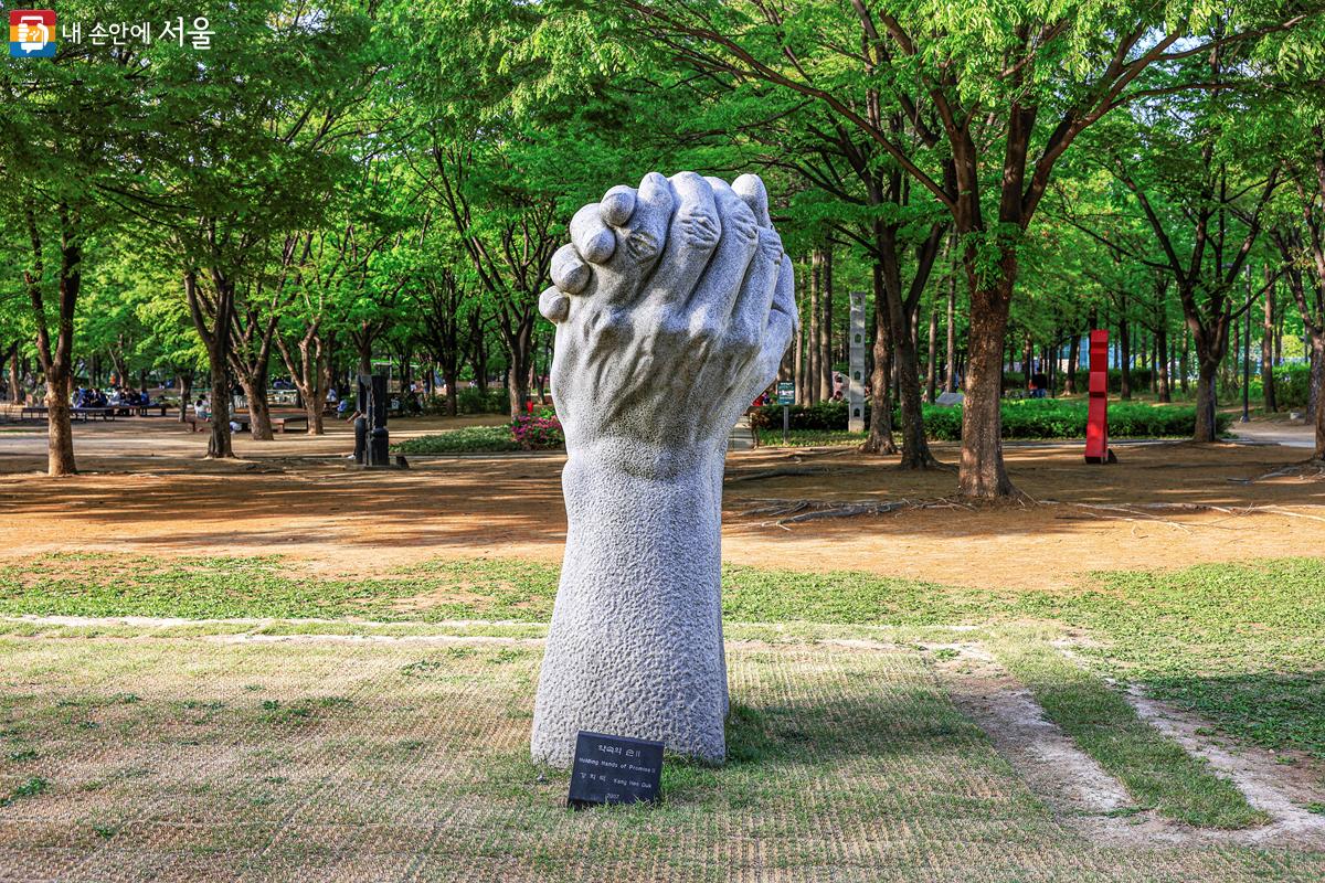 조각공원에서 본 작품 중 인상적이었던 강희덕 작가의 <약속의 손> ©박우영