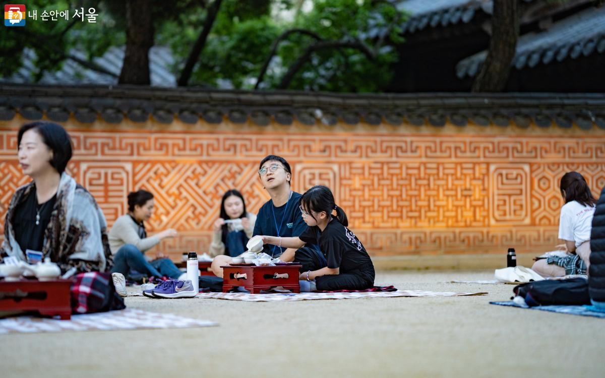 운현궁에서 가족 참가자들과 함께 즐거운 시간을 보내고 있다. ©김희준