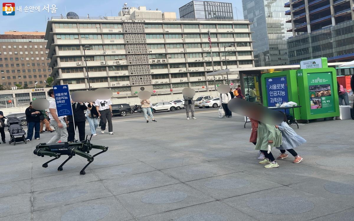서울시립과학관에서 준비한 프로그램 중 큰 인기를 모았던 로봇개가 신기한 아이들 ©이정민