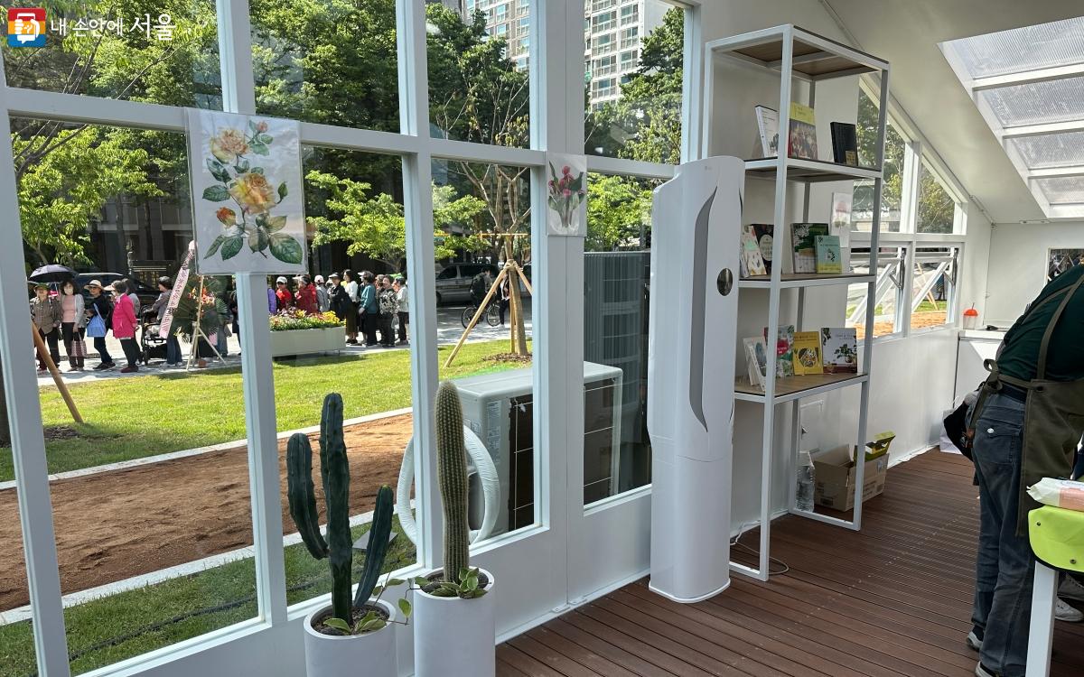  아름다운 유리로 구성되어 있는 정원지원센터 ©김재형 