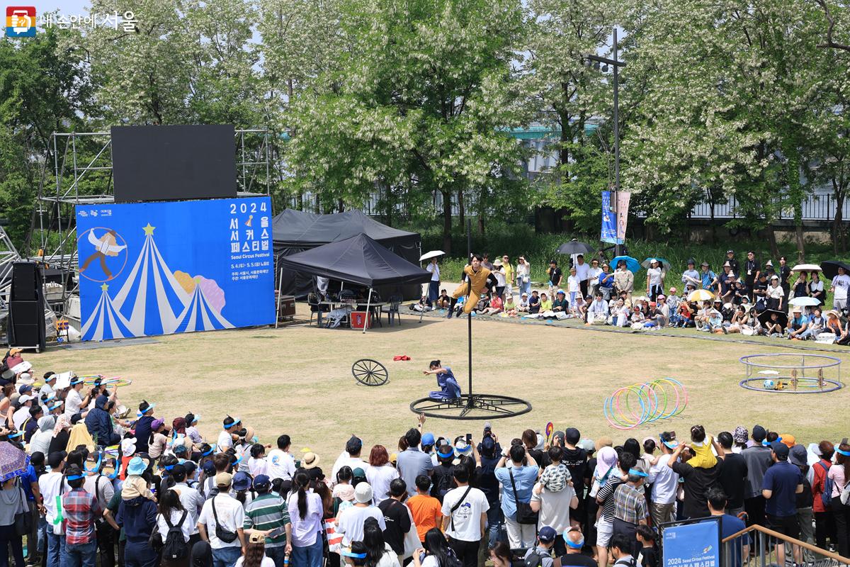 잔디마당에서 코드세시 팀의 <원구자들> 공연이 펼쳐졌다. ©박우영