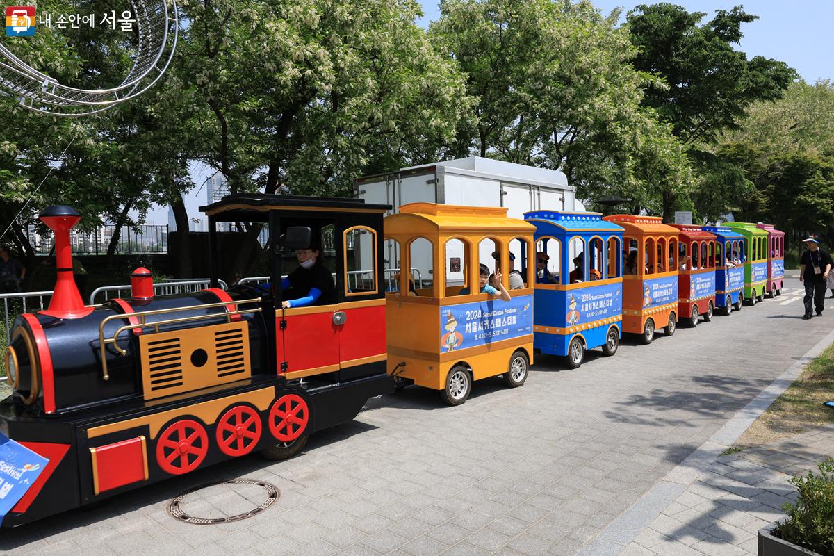 축제에서 '꼬마 기차'를 타고 즐거워하는 어린이들 ©박우영