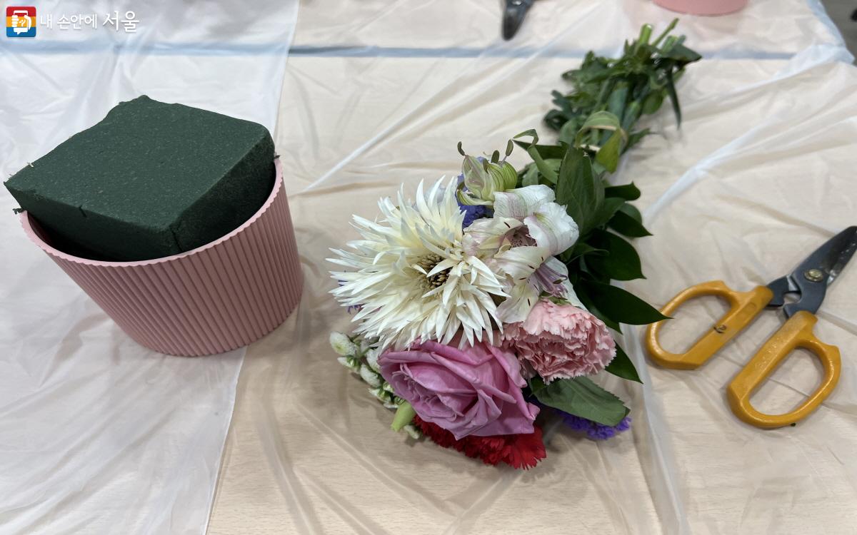 테이블에 준비된 재료들. 대부분 수업 시작 전 작은 꽃다발을 들어 향기를 맡아보며 즐겼다. ©박지영 
