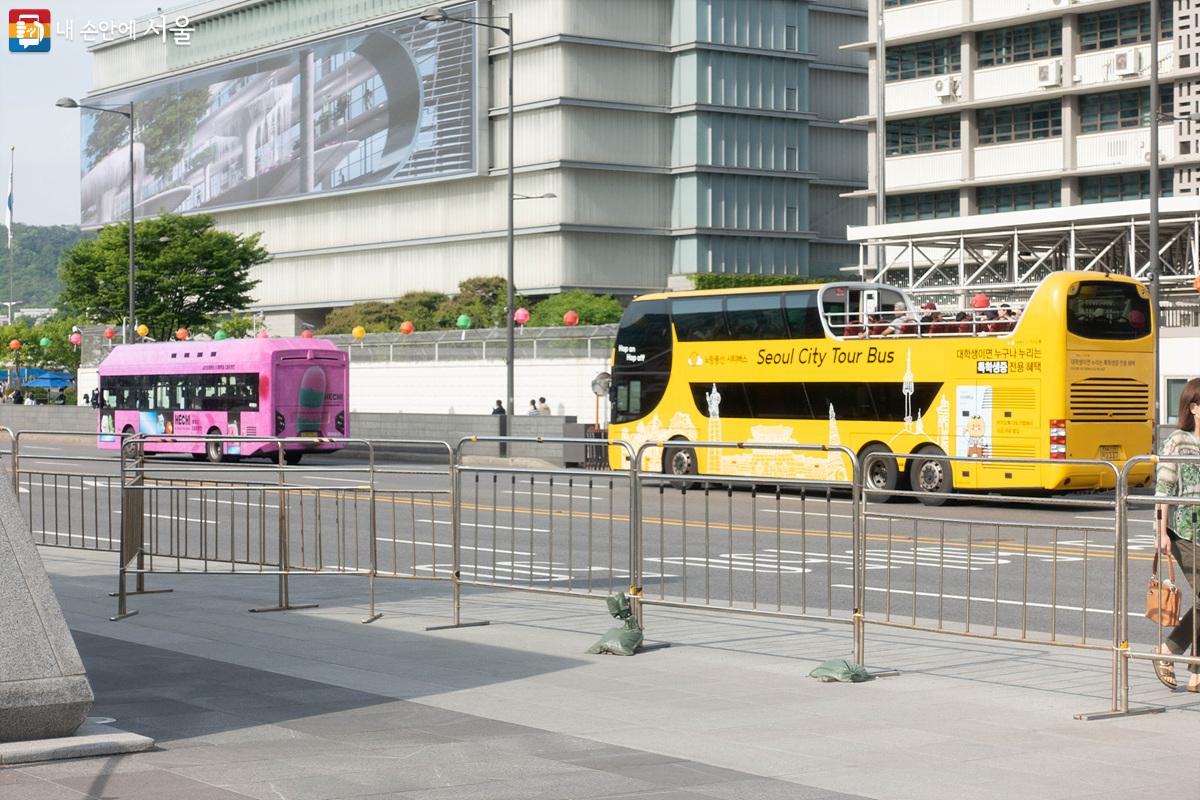 해치 버스와 시티 투어 버스가 광화문 광장을 지나고 있다. ⓒ김인수