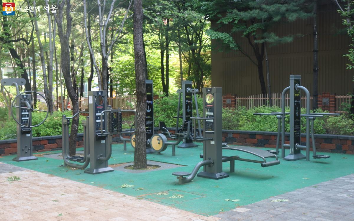 녹슨 운동기구를 걷어내고, 새 운동기구를 설치한 목화마을마당 ©조송연 