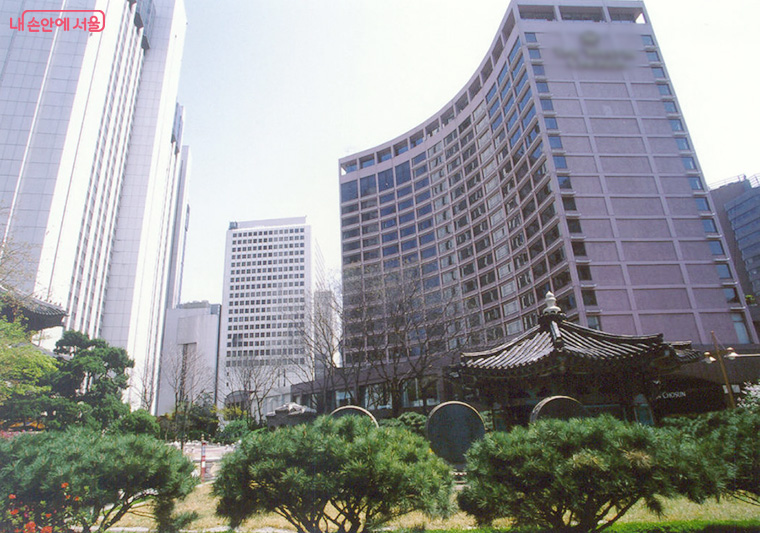 2002년에 촬영된 원구단과 조선호텔 