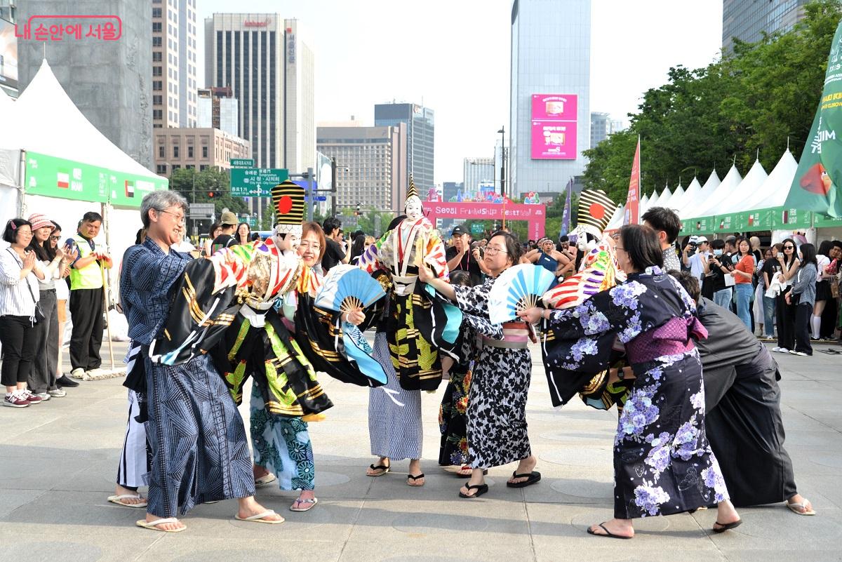 일본 전통 의상을 입은 사람들이 들고 나온 소품들의 표정이 익살스럽다. ©이봉덕  