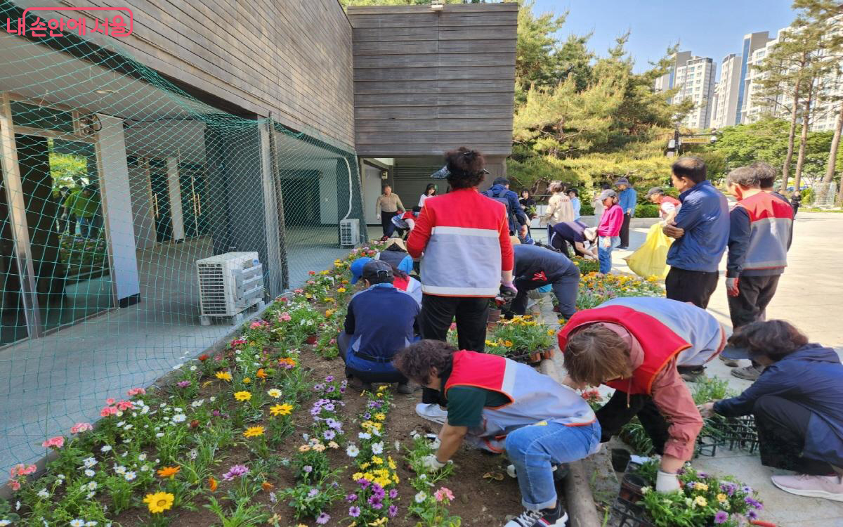 서대문독립공원 내 관리사무소 앞 공터에 꽃을 심고 있는 주민들 ©윤혜숙