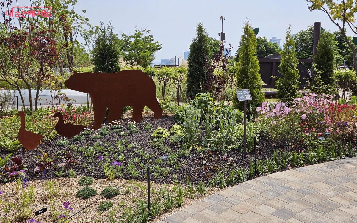 정원 안쪽에 오리와 곰 형태의 판이 놓여 있는 기관참여정원. 세대공감 40+ 정원 ⓒ송지혜