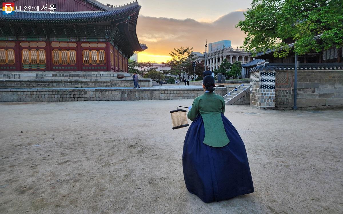 밤의 석조전을 안내하는 한복을 입은 상궁 ⓒ박소예