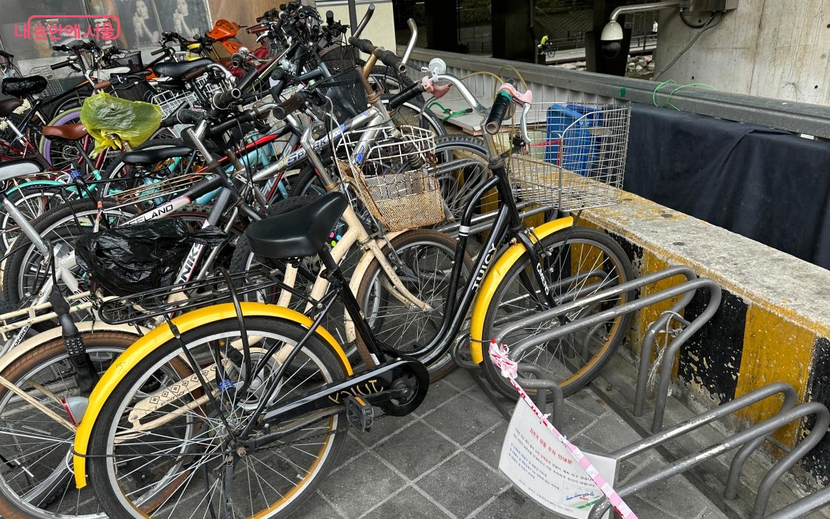 임의로 주차한 자전거가 너무 많아 보였다. ©김재형