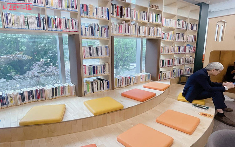 계단 형태로 편하게 앉아서 책을 읽을 수 있는 공간 ©노윤지