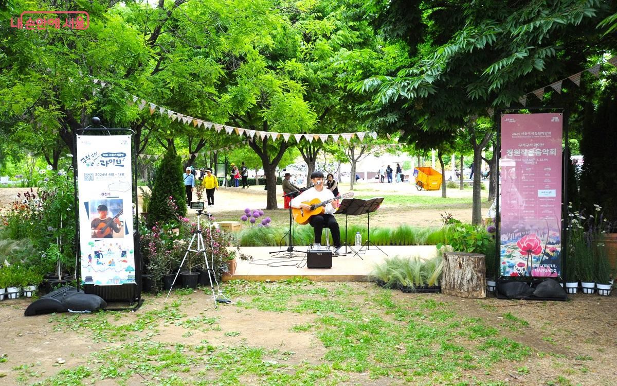 피크닉 무대에서는 ‘작은 정원 음악회’가 열렸다. ©조수봉
