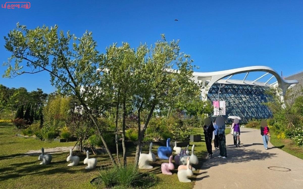 서울식물원 주제정원을 즐기는 시민들을 볼 수 있다. ©권연주