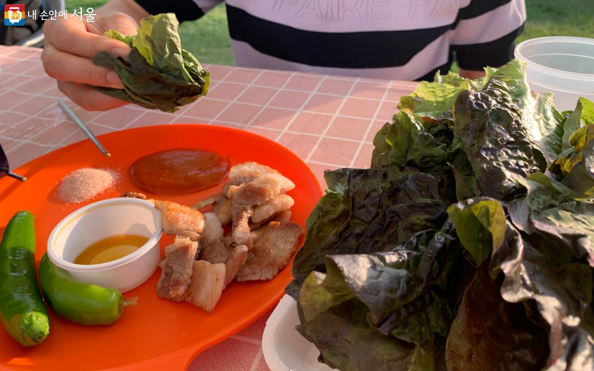 고기와 마늘을 넣어 맛있는 상추쌈을 쌌다. ©김도연