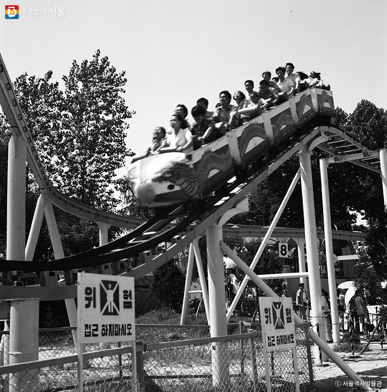 어린이대공원 최고의 놀이기구는 청룡열차였다.