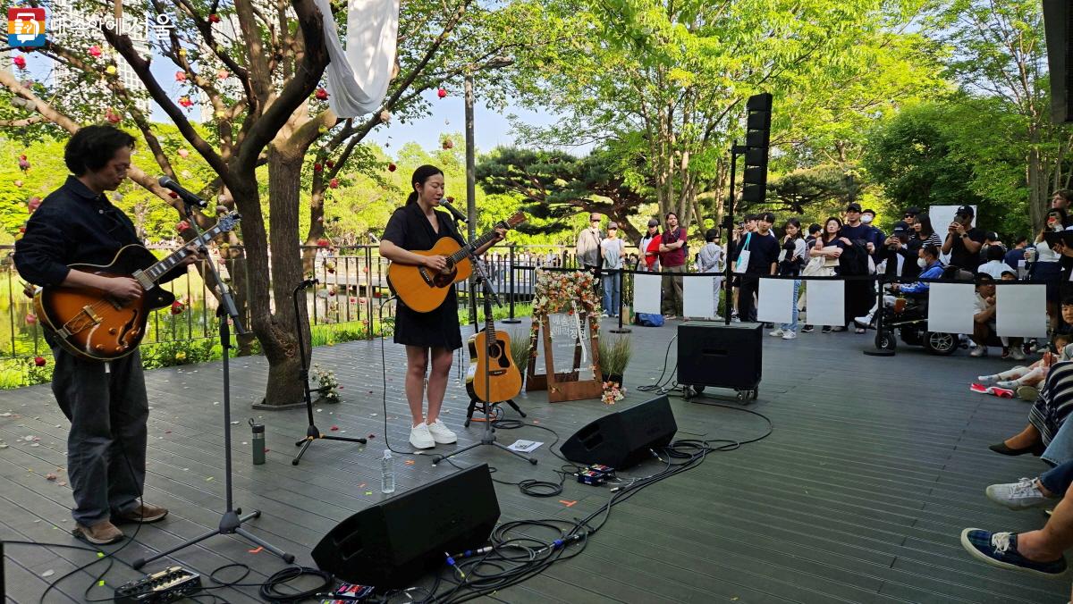 서울숲을 찾은 시민들이 음악에 이끌려 관람하고 있다. ⓒ이선미  