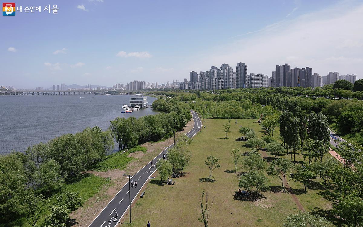 동작대교 위에서 바라본 푸른 5월의 한강공원 전경 ©김아름