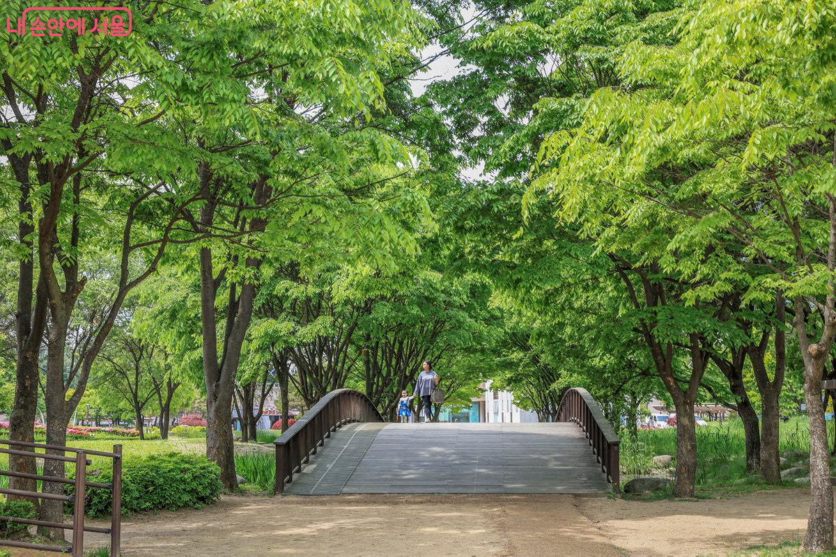 아이와 함께 창포원을 산책하고 있는 가족의 모습 ⓒ박우영