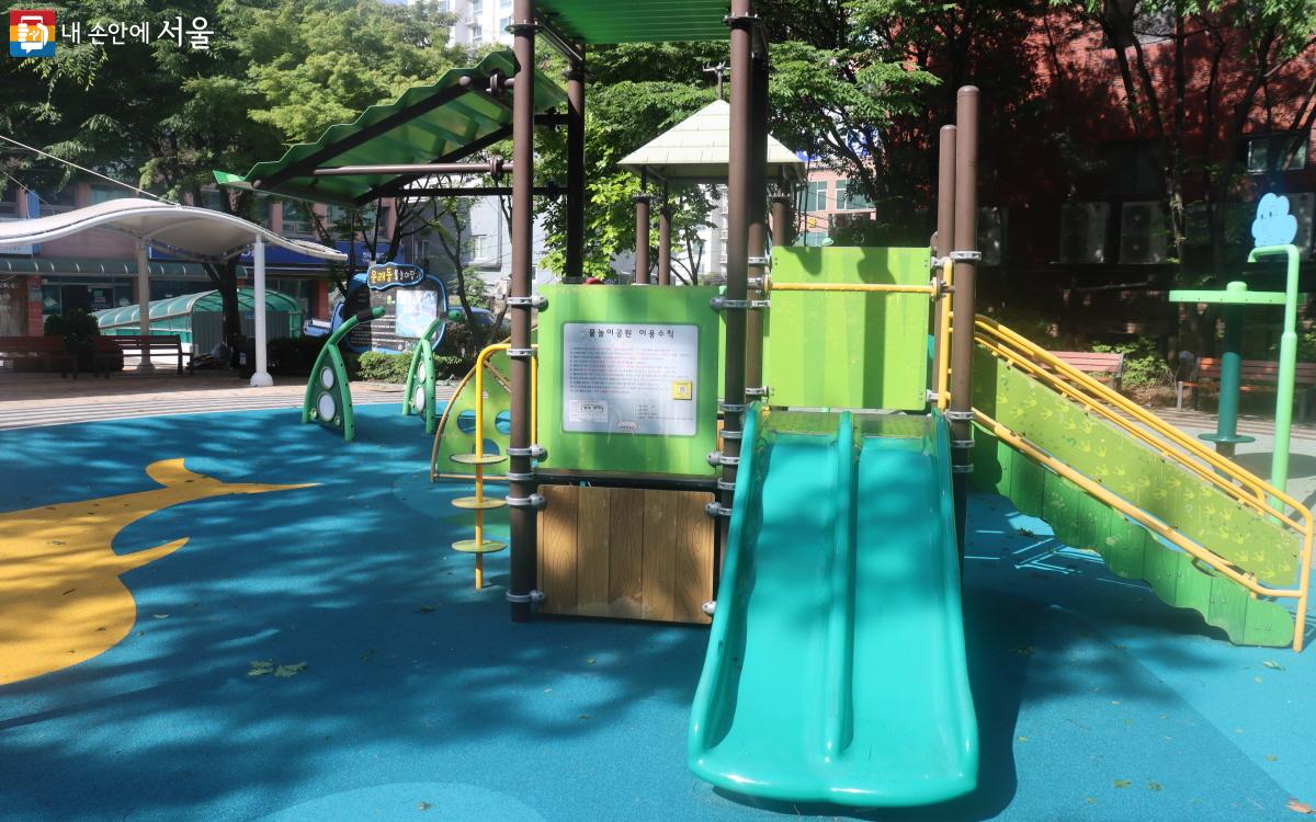 놀이기구는 여름철 물놀이장으로 사용된다. ©조송연 
