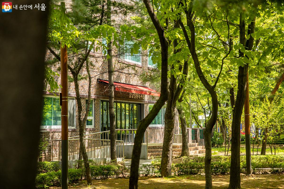 대청공원 산책로 사이에 이번에 새 단장하여 재개관한 '강남일원독서실'이 보인다. ©임중빈