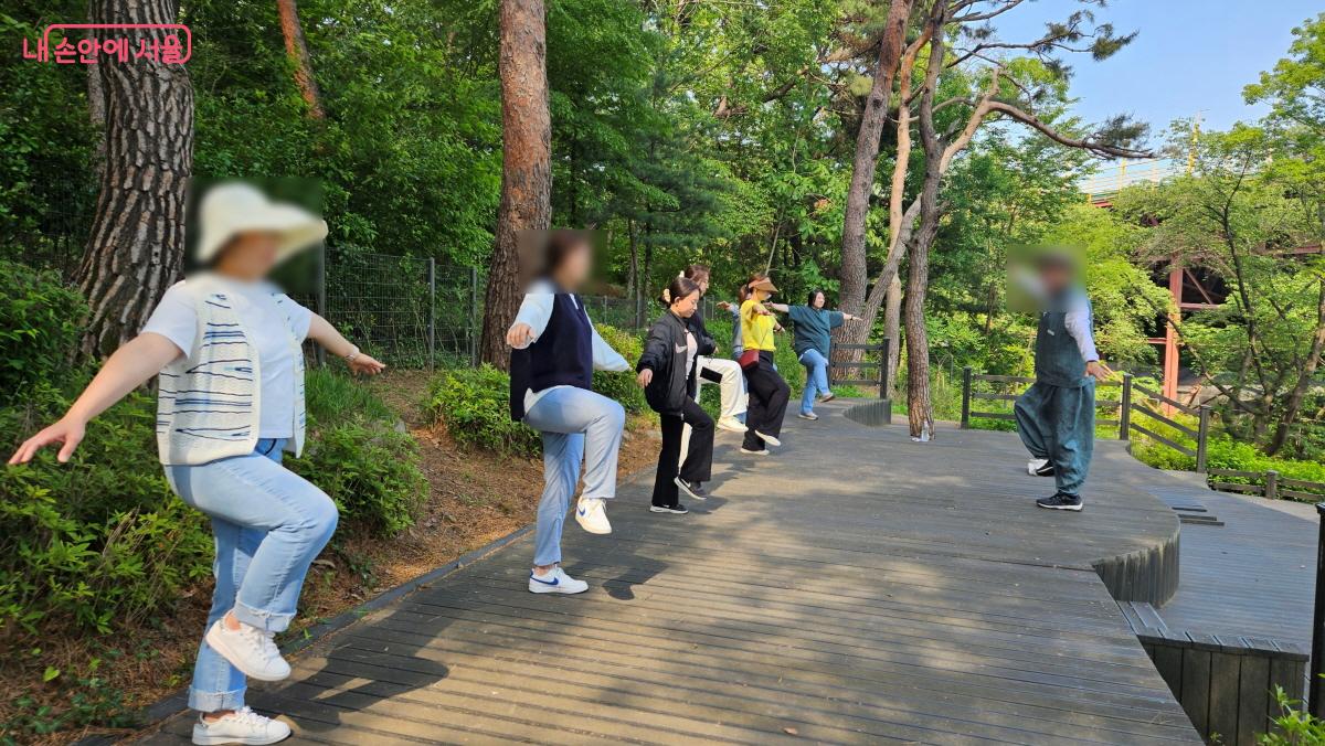 서울대공원 산림치유센터 뒤쪽으로 잘 정돈된 공간에서 프로그램을 시작했다. ©이선미 