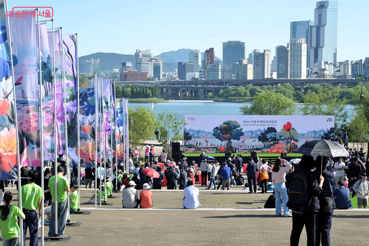 한강을 배경으로 자리한 메인 무대에서 '2024 서울국제정원박람회' 개막식이 진행됐다. ©이봉덕