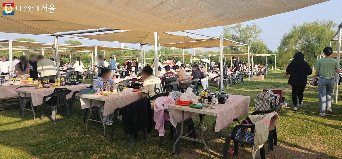 노을공원에서 열린 '고기 굽굽 피크닉 in 서울'에서 셀프 바비큐를 즐기는 시민들 ©박단비