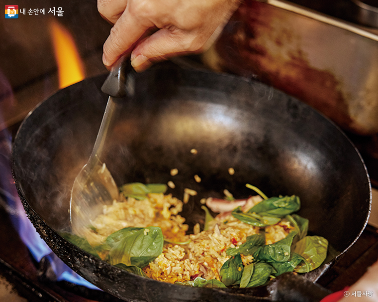 생바질이 듬뿍 들어가는 팟카파우.