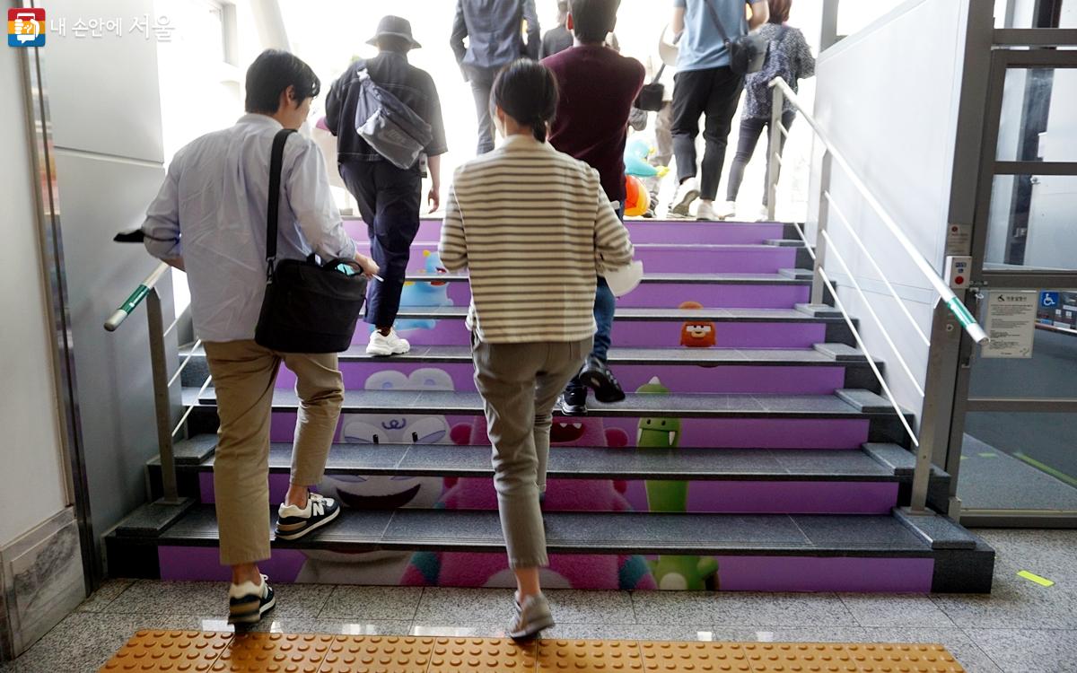 '매직로드’로 단장된 서울도서관 계단을 건너 서울시청 본관으로 향했다. ⓒ김윤경