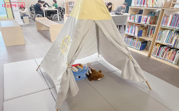 아이들이 좋아하는 작은 텐트가 설치되어 있어 자유롭게 책을 가져다 읽을 수 있다.