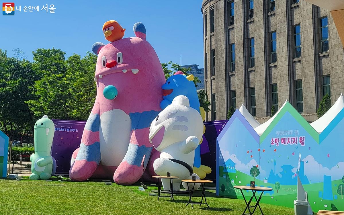 서울광장에 설치된 초대형 아트벌룬 해치&소울프렌즈 ⓒ김윤경