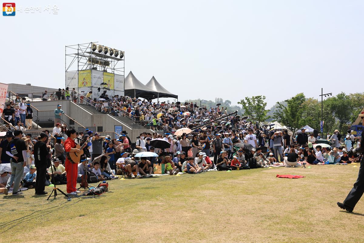 야외 무대 앞쪽 계단에 앉아 공연들을 즐기고 있는 시민들의 모습 ©박우영