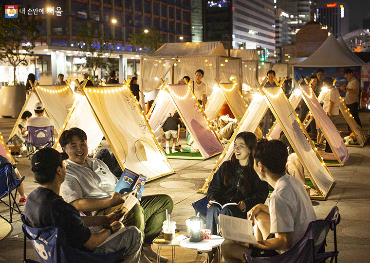 서울시가 5월 17일부터 9월 29일까지 서울야외도서관 운영시간을 야간으로 변경해 시민들을 만난다.
