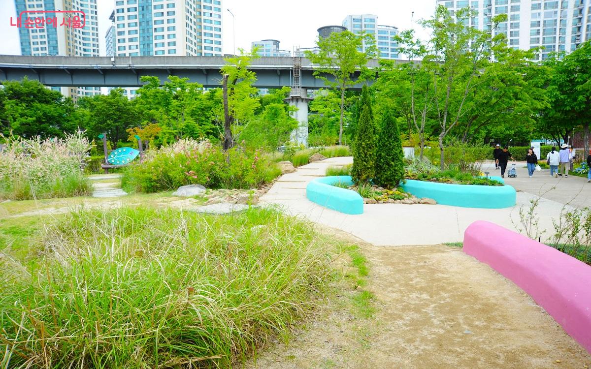 김현, 김은영 작가의 ‘정원의 삶: 토룡은 큰 물에도 스러지지 않는다’ ©조수봉