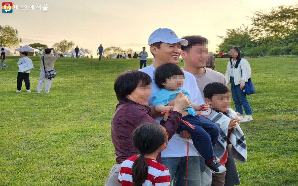 오세훈 시장도 현장을 찾아 시민들을 만났다. ⓒ조수연