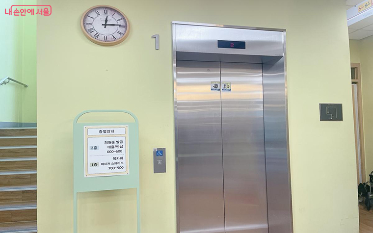 1층과 2층으로 구분되어 있으며 엘리베이터를 이용할 수 있다. ©노윤지