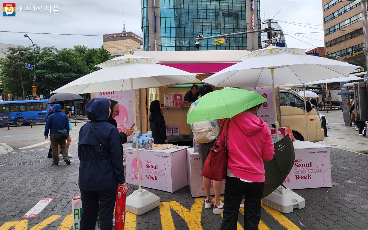 관광객들이 서울웰컴위크 부스를 보고 있다. ⓒ박소예