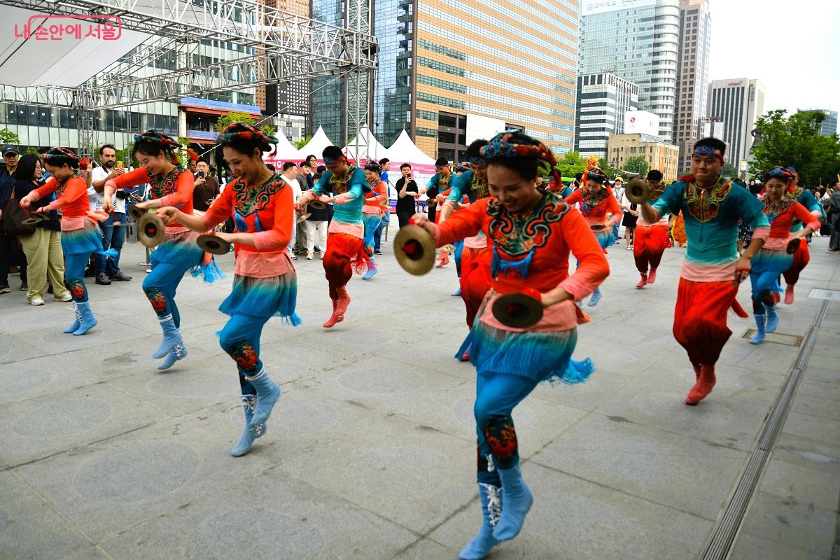 중국 쓰촨성 공연단의 활기찬 몸짓과 화사한 의상이 눈길을 끈다. ©이봉덕
