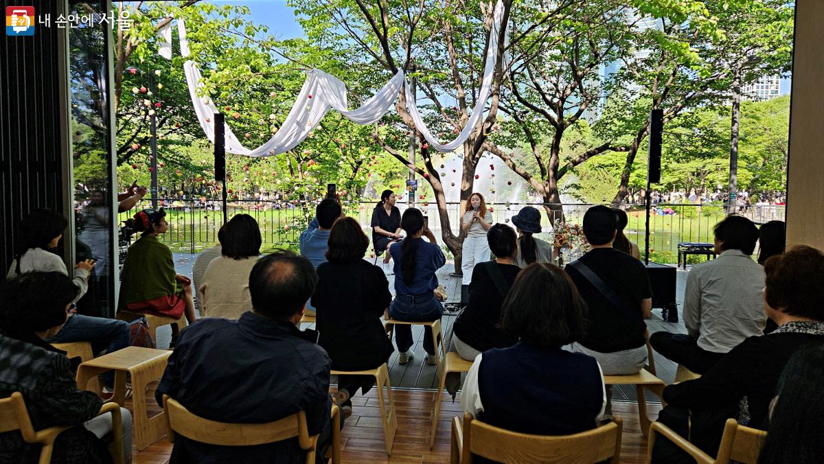 사전 신청한 시민들이 서울숲커뮤니티센터에 열린  ‘음악이 흐르는 정원’을 즐기고 있다. ⓒ이선미  