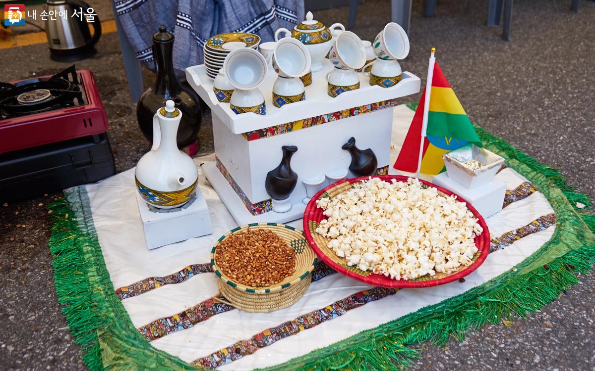 커피 원산지 중의 한 곳인 에티오피아의 부스에서는 우리나라의 다도 문화와 비슷한 ‘커피 세리머니(Buna Mafilat)’를 소개하는 시간이 있었다. ⓒ이정규
