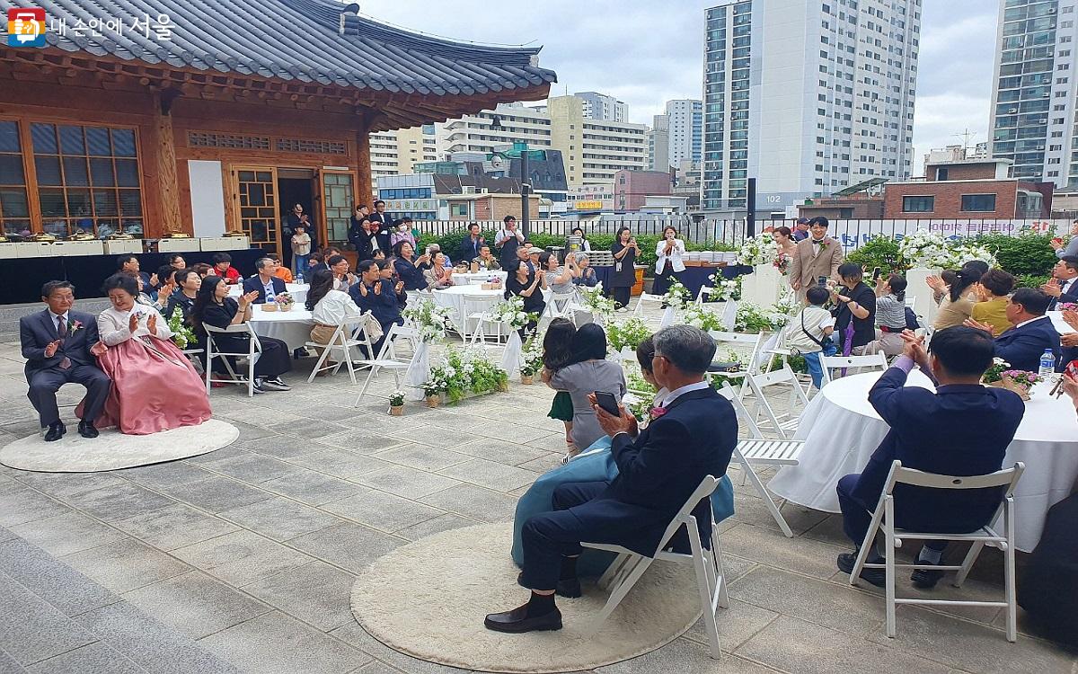 ‘서울한방진흥센터’에서 서울시 공공예식장을 이용한 아름다운 결혼식이 있었다. ©엄윤주