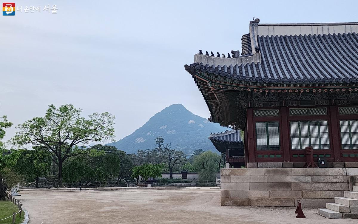 궁궐과 산의 조화가 인상적이다. ⓒ박소예