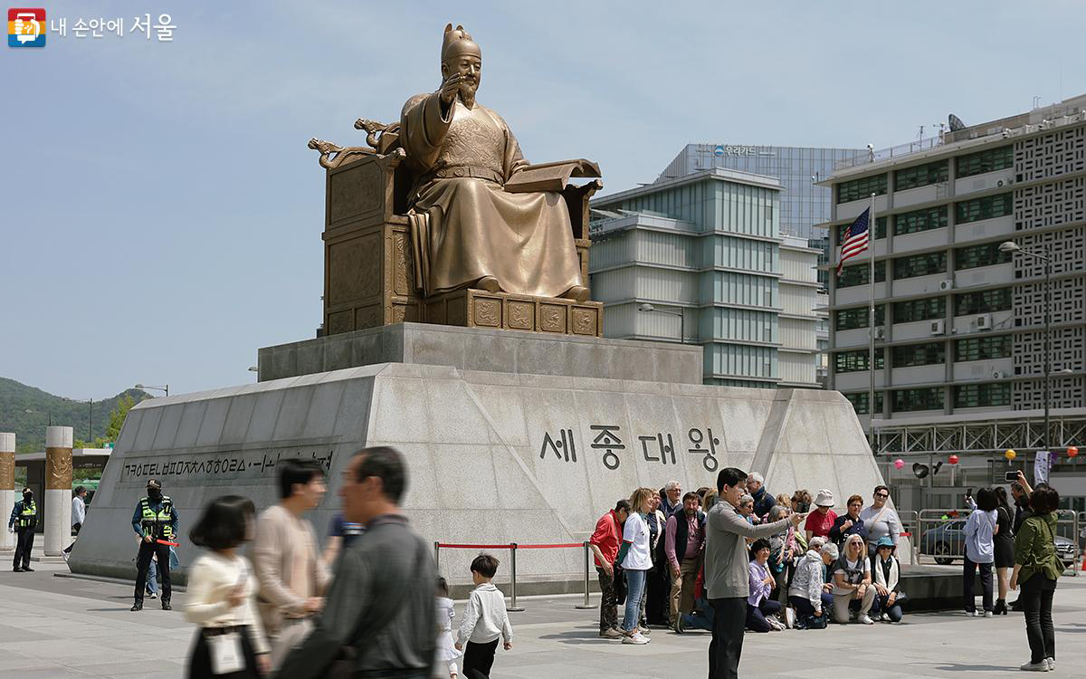 세종대왕 동상 앞에서 기념사진을 촬영하는 외국인 단체 관광객들 ⓒ김아름
