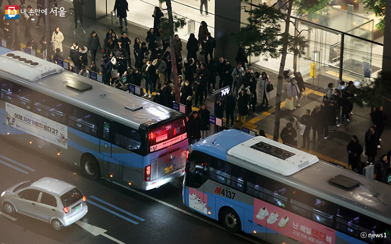 광역버스를 기다리는 시민들 ©뉴스1