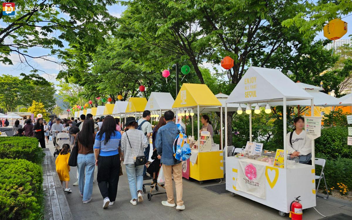 간식과 기념품을 위한 부스도 인기가 많았다. ⓒ홍혜수