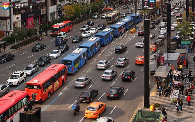 '버스철' 현상을 볼 수 있는 강남대로 중앙버스전용차로 ©강남구청